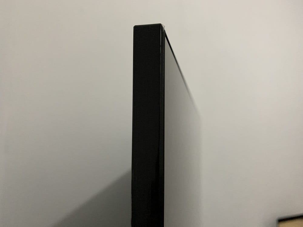 De acordo com a Samsung, a Neo QLED possui apenas 26.9 mm de espessura. Imagem: Wellington Arruda/Olhar Digital