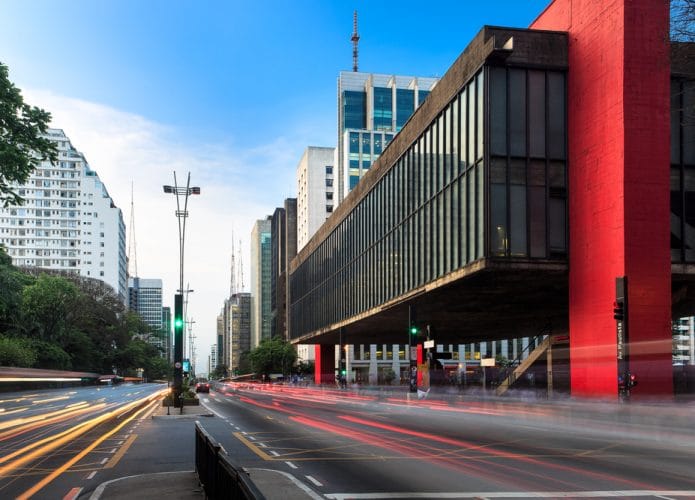 Foto da Avenida Paulista, deixando o MASP em destaque