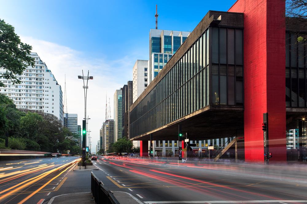 Foto da Avenida Paulista, deixando o MASP em destaque