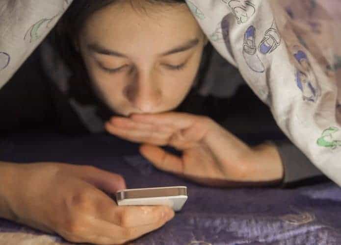 Teen-Smartphone-695x500