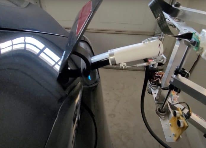 Vídeo mostra que proprietário de Tesla criou robô para carregar o carro sozinho. Imagem: Youtube/Reprodução