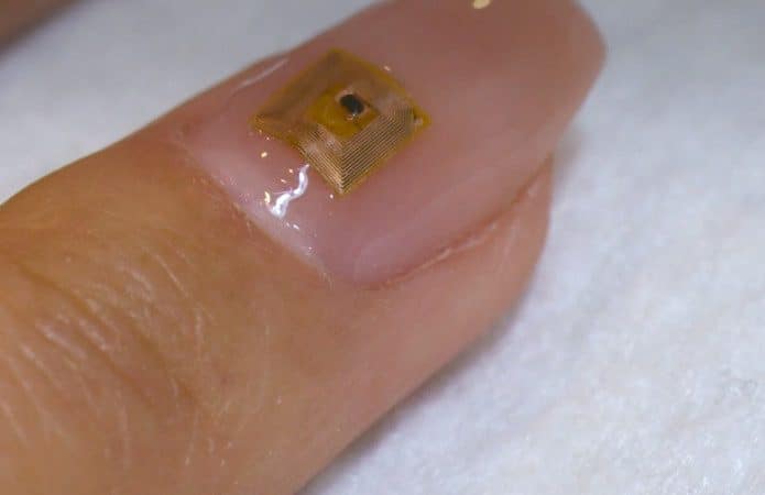 Etiqueta NFC aplicada sobre unha de cliente em salão de beleza de Dubai