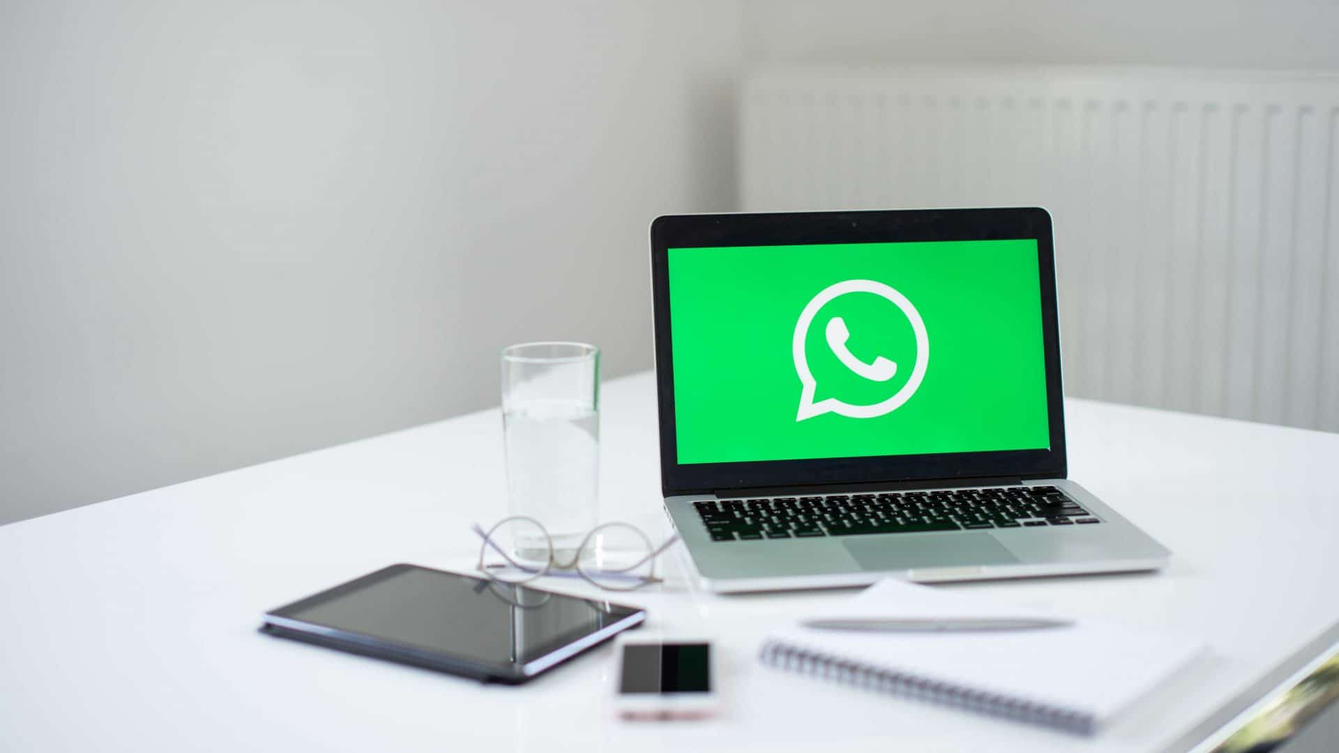 WhatsApp exibido em tela de notebook