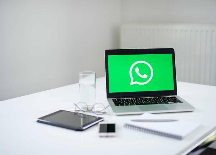 WhatsApp exibido em tela de notebook