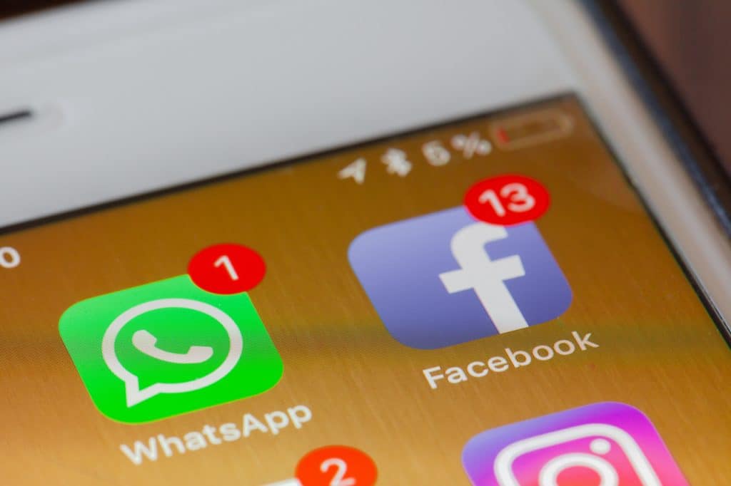 Aplicativos do WhatsApp e do Facebook exibidos em smartphone
