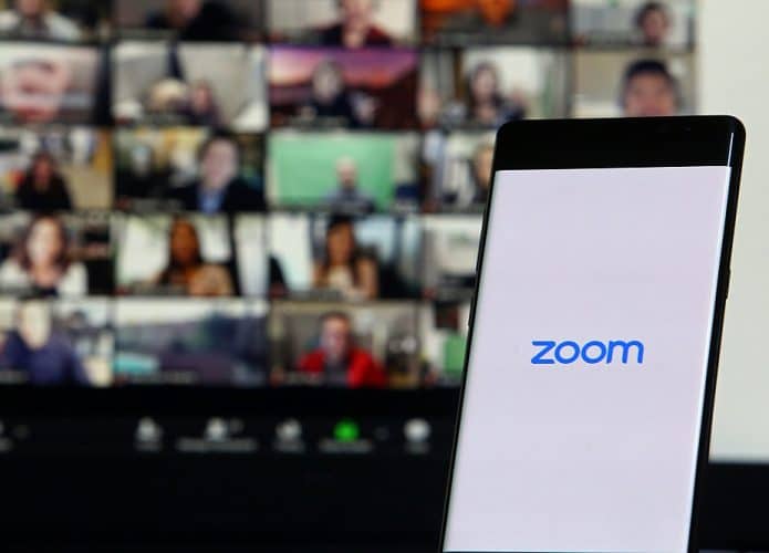 Imagem mostra uma tela de dispositivo, com o logotipo do serviço de videoconferência Zoom