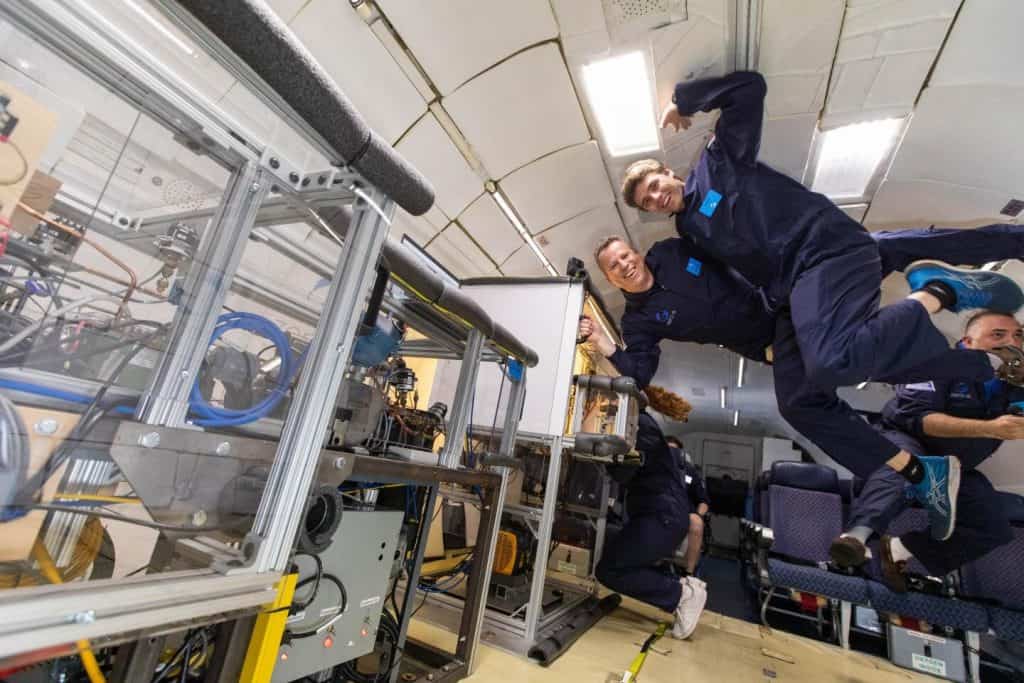 Imagem mostra dois engenheiros testando um protótipo de refrigerador para que a comida dos astronautas tenha mais qualidade em missões futuras