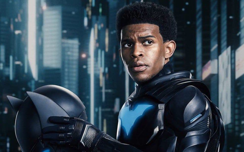 Batwing (Camrus Johnson) em imagem promocional da série Batwoman, exibida na HBO. Imagem: Justina Mintz/The CW