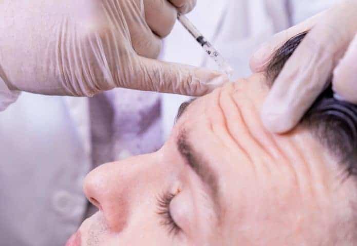 Aplicação de injeção de botox em testa