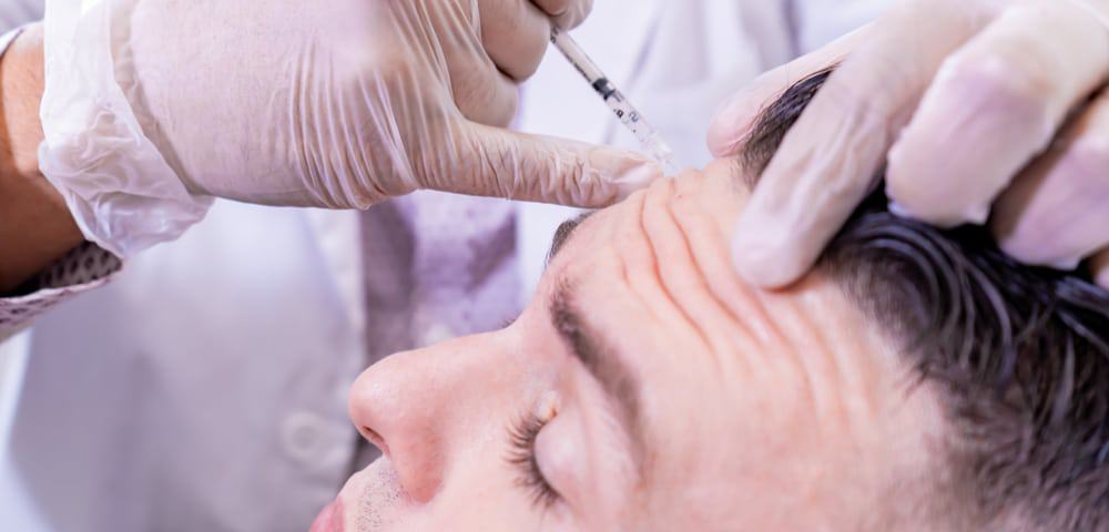 Aplicação de injeção de botox em testa