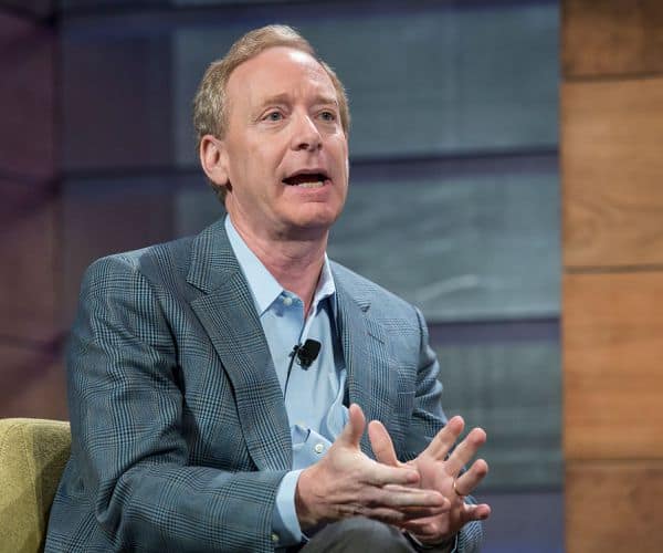 Imagem mostra o presidente da Microsoft, Brad Smith, que recentemente criticou a "corrida pela IA" e pedindo por legislação de controle à tecnologia.