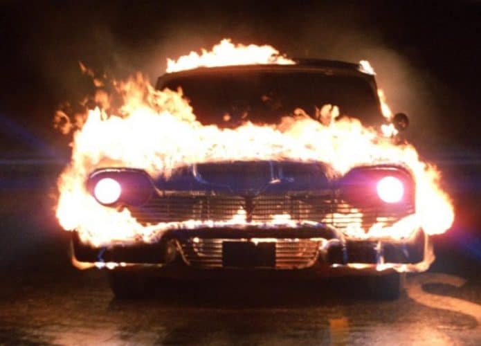 Christine, um veículo Plymouth Fury 1958, em chamas