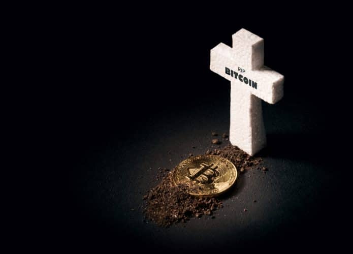 Símbolo do bitcoin ao lado de uma cruz branca