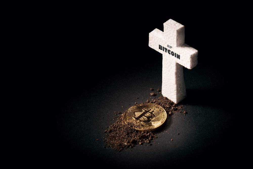 Símbolo do bitcoin ao lado de uma cruz branca