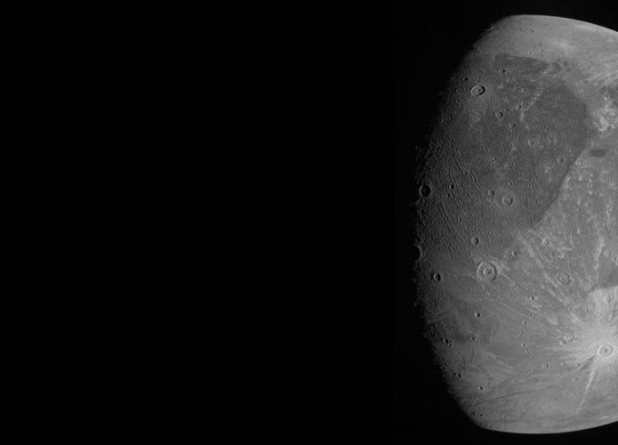 Imagem mostra foto tirada pela sonda espacial Juno, da lateral da lua Ganimedes, a maior do sistema solar, que orbita ao redor de Júpiter