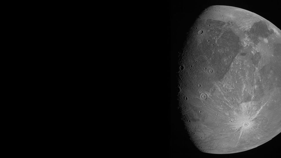 Imagem mostra foto tirada pela sonda espacial Juno, da lateral da lua Ganimedes, a maior do sistema solar, que orbita ao redor de Júpiter