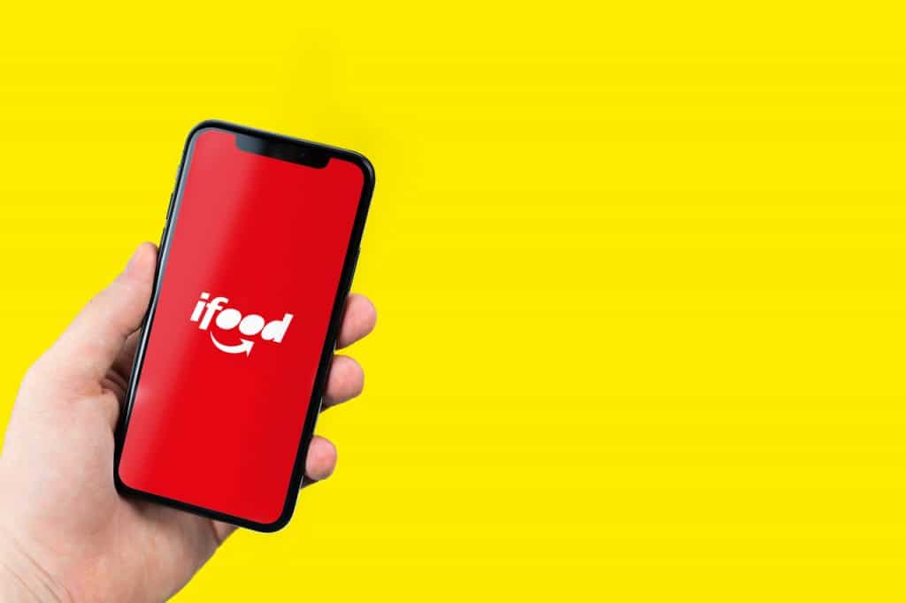 Logo do iFood exibido em smartphone