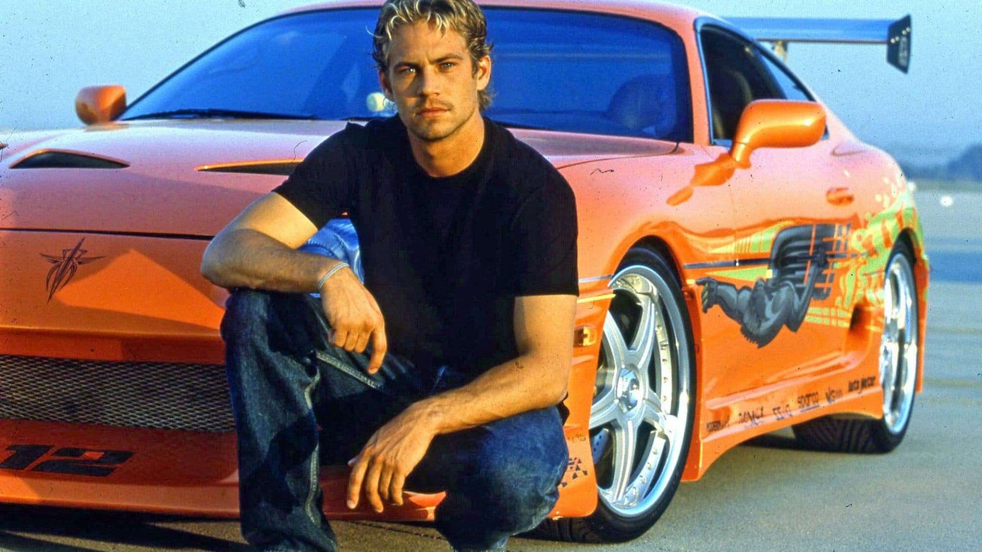 Brian O'Conner dirigindo o icônico Toyota Supra em 'Velozes e Furiosos' (2001). Imagem: Universal Pictures/Reprodução