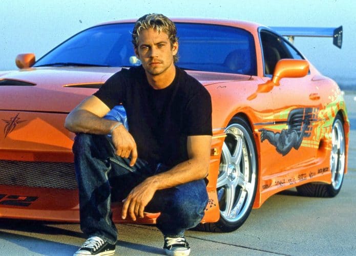 Brian O'Conner dirigindo o icônico Toyota Supra em 'Velozes e Furiosos' (2001). Imagem: Universal Pictures/Reprodução