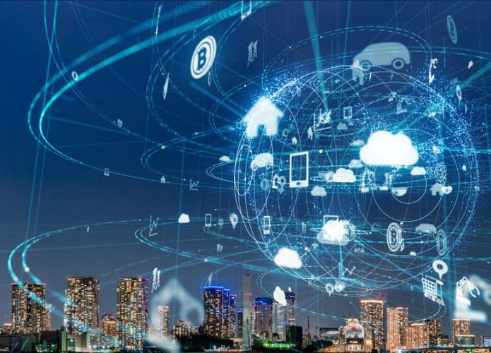 Imagem mostra um globo feito de linhas digitais, envolvido por ícones que mostram serviços que demandam conexão à internet como nuvem, smartphones, entre outros