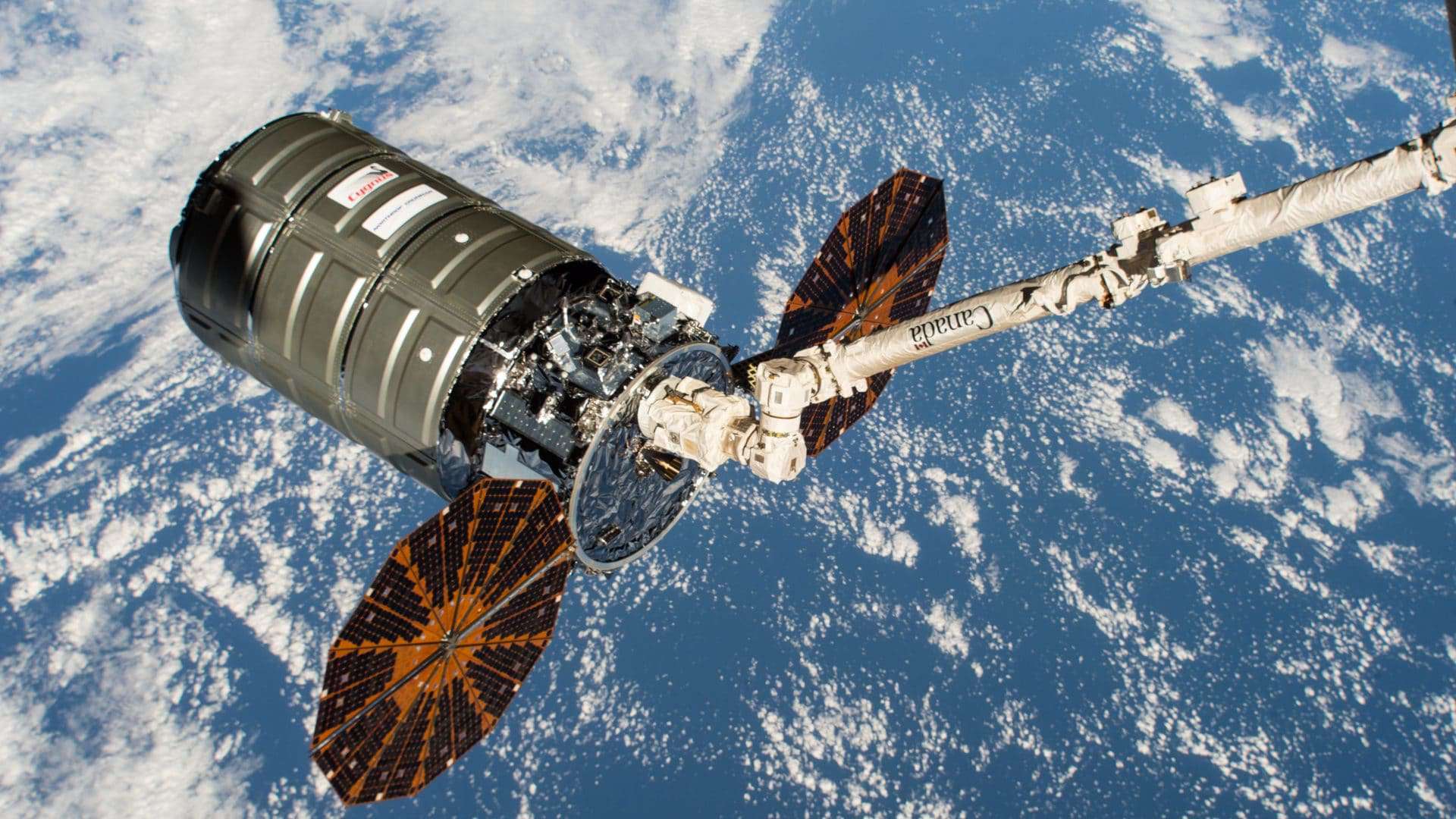 Imagem mostra a espaçonave Cygnus acoplada à Estação Espacial Internacional