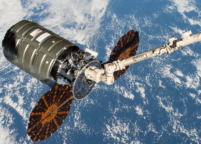 Imagem mostra a espaçonave Cygnus acoplada à Estação Espacial Internacional