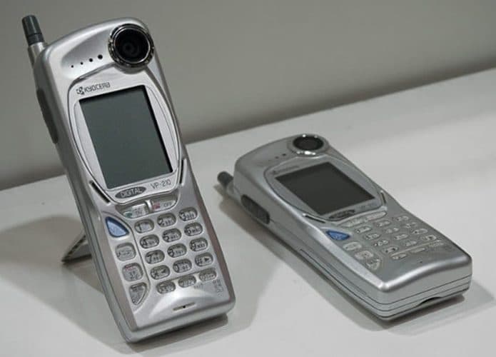 Imagem mostra o Kyocera VP-210, primeiro smartphone lançado comercialmente no Japão, em 1999