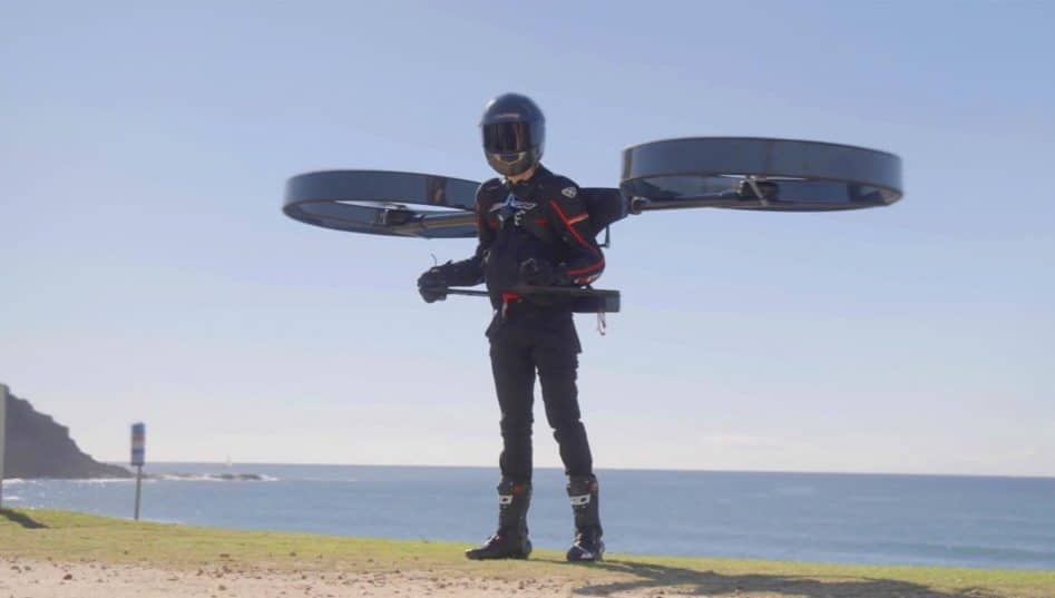 Homem com a "mochila de helicóptero elétrico". Créditos: CopterPack