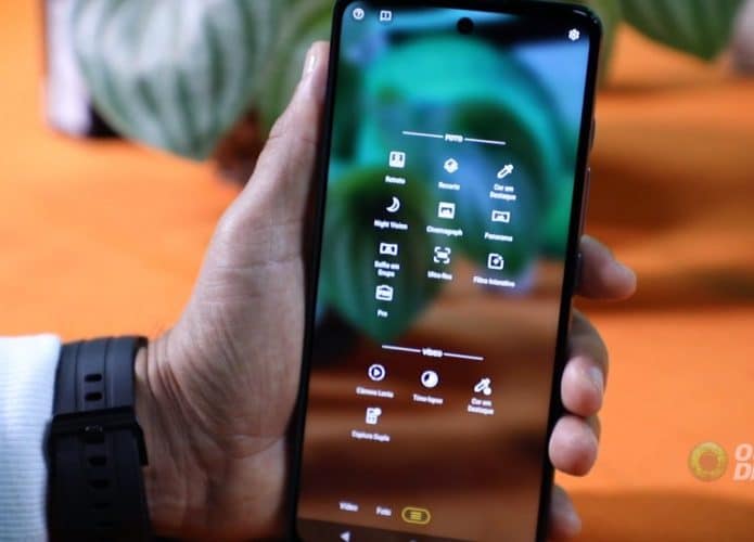 Imagem mostra o Moto G60 nas mãos de um usuário