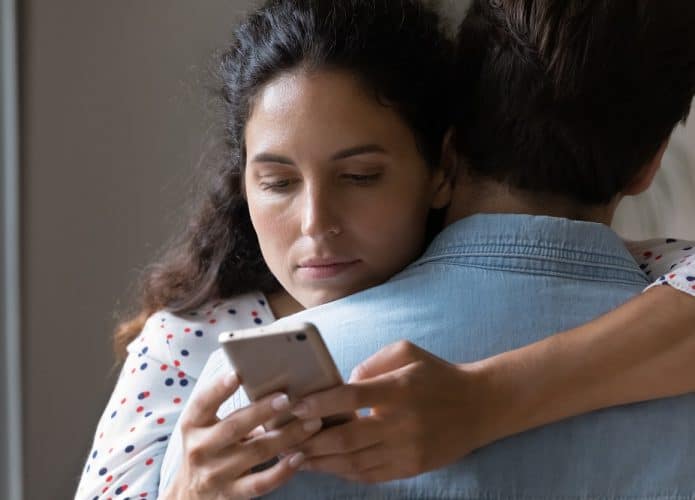 App de traição para mulheres. Imagem: Shutterstock