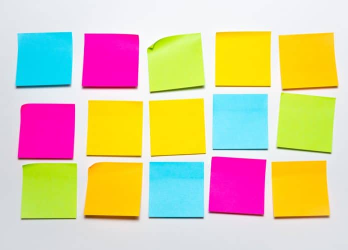 Imagem mostra diversos post-its coloridos, um ao lado do outro, em um fundo branco