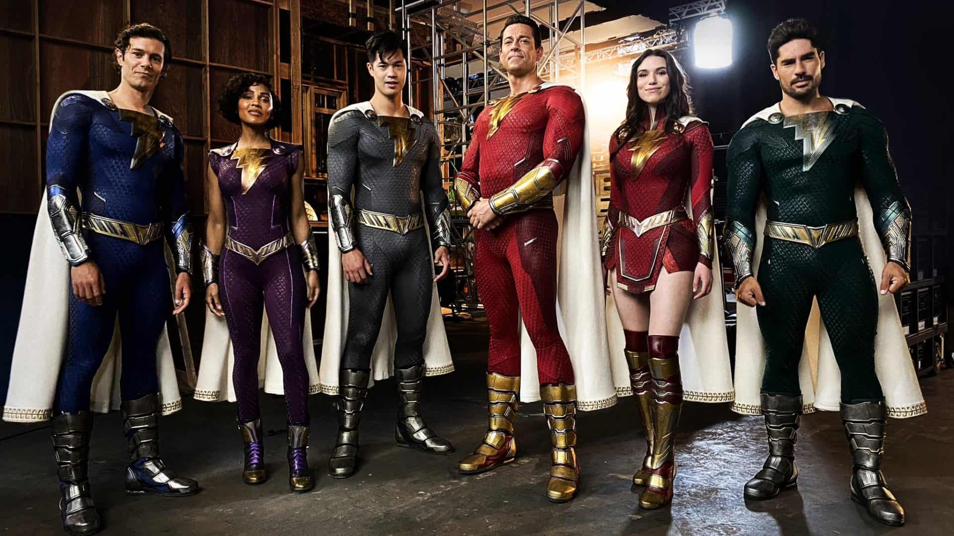 Shazam 2: diretor compartilha foto dos novos trajes da família Shazam no filme. Imagem: Twitter/Reprodução