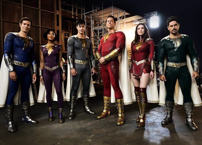 Shazam 2: diretor compartilha foto dos novos trajes da família Shazam no filme. Imagem: Twitter/Reprodução