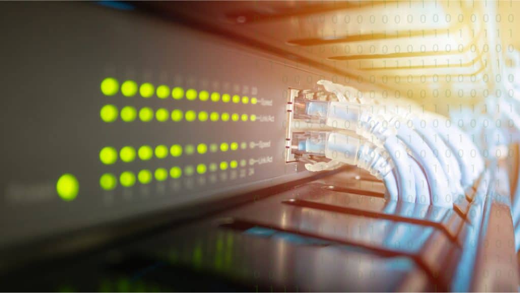 Imagem mostra uma série de cabos conectados a servidores Ethernet, simbolizando um conceito de aprimoramento da Lumentum para o setor de fibra óptica