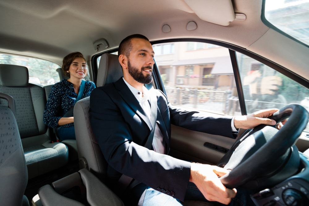 motorista do uber transporta passageira