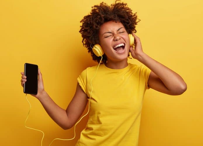 Ilustração de mulher ouvindo música em seu smartphone