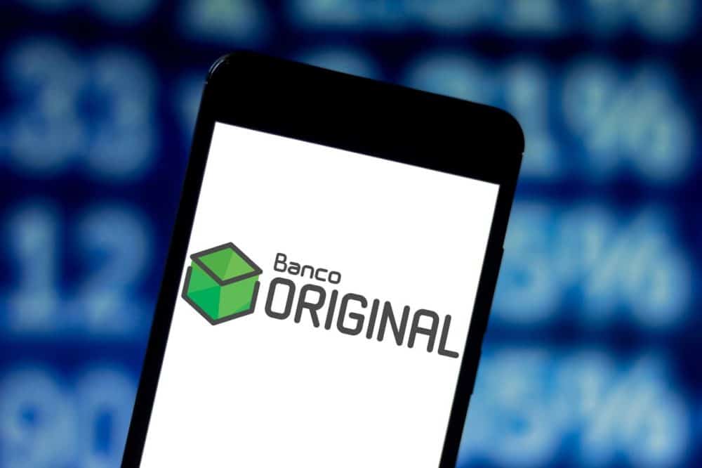 Logo do Banco Original exibido em smartphone