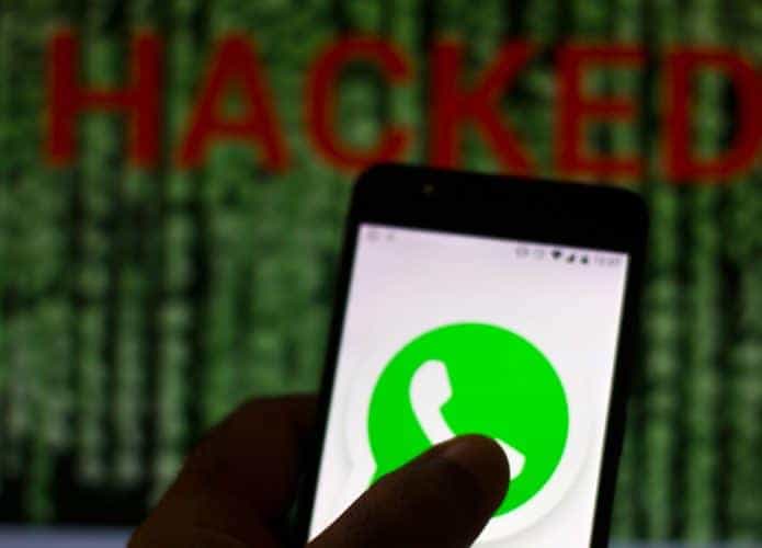 Imagem mostra um smartphone com o logotipo do WhatsApp ao centro da tela. No fundo, a palavra