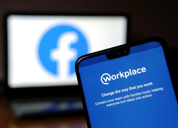 Workplace exibido em smartphone e ao fundo o logo do Facebook