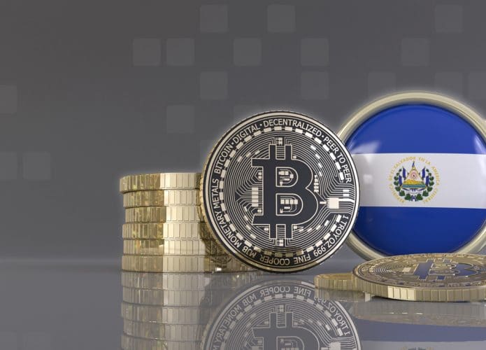 Ilustração de bitcoin ao lado da bandeira de El Salvador