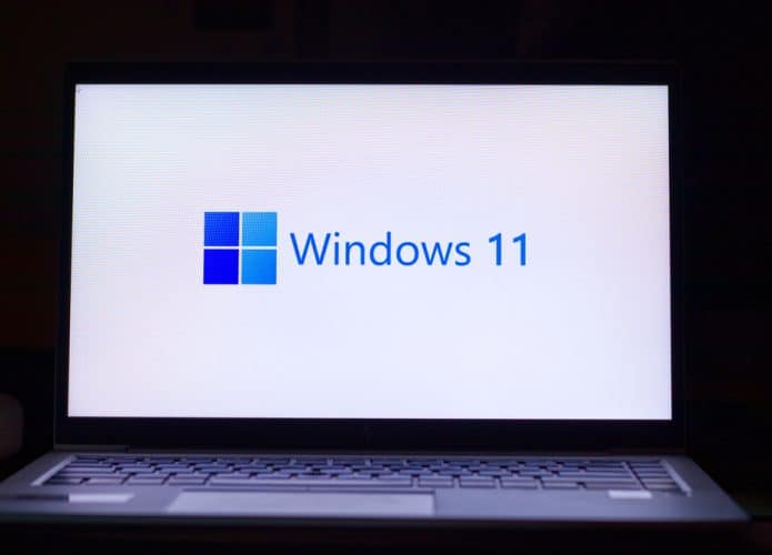 Logo do Windows 11 na tela de um laptop