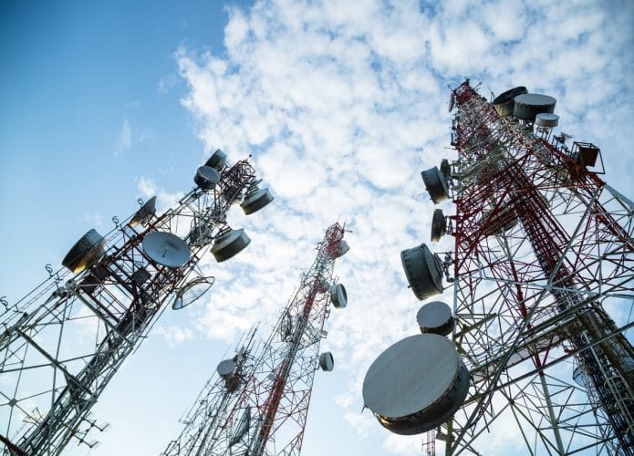 Ilustração de antenas de telecomunicação