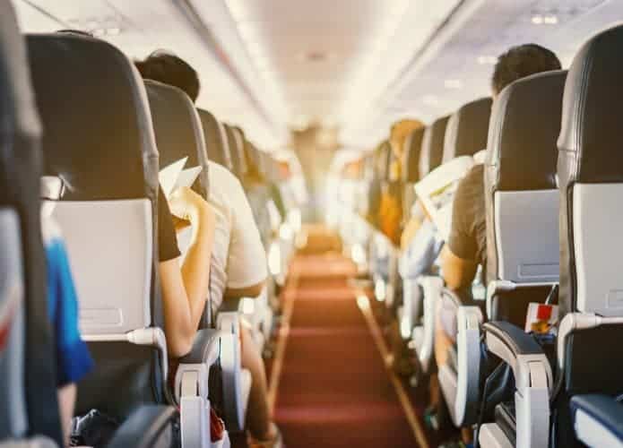 Imagem de dentro de uma cabine de avião