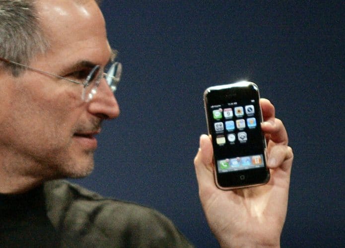 Steve Jobs apresenta o iPhone em 2007. iPhone: Dispositivo completou 15 anos no dia 9 de janeiro de 2022