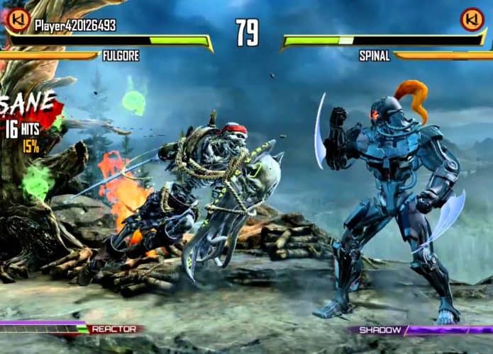 Tela do jogo Killer Instinct mostra os personagens Fulgore e Spinal se enfrentando.