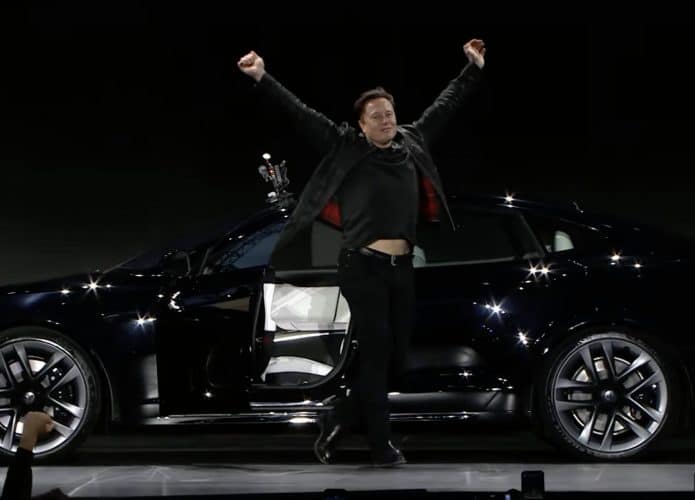 Elon Musk dirige o novo Tesla Model S Plaid em evento de apresentação. Imagem: Youtube/Reprodução