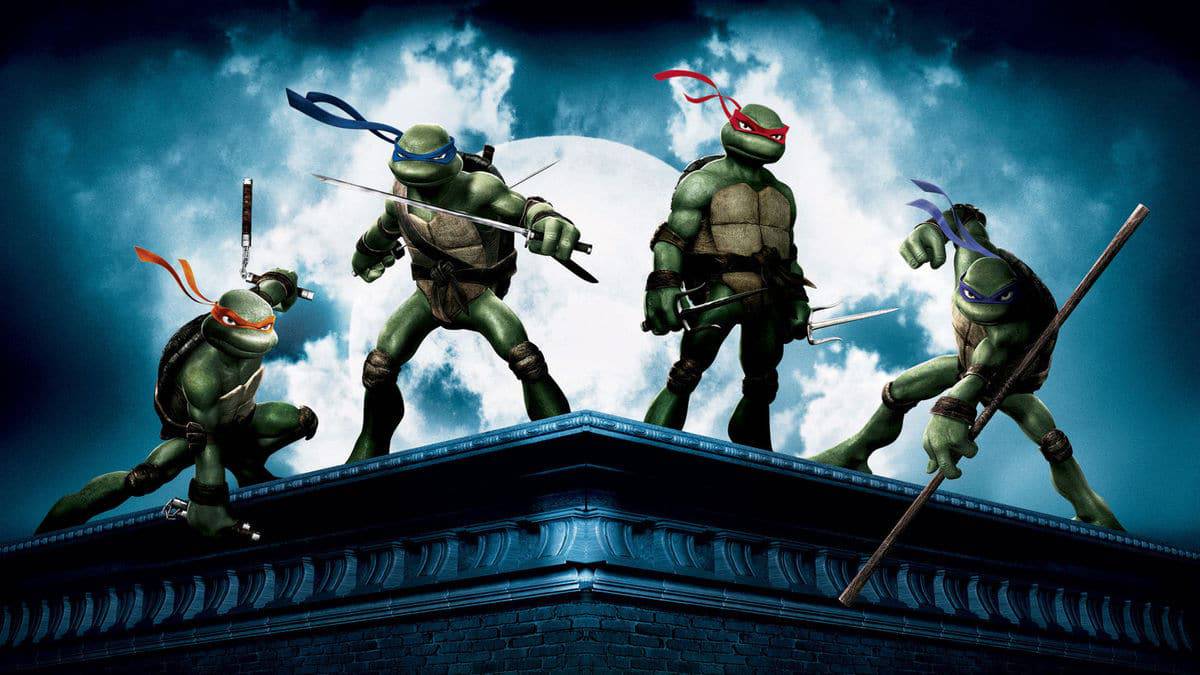 Michelangelo, Leonardo, Raphael e Donatello, as quatro Tartarugas Ninja, no topo de um prédio.