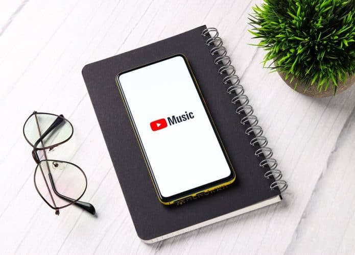 Celular mostrando o logo do YouTube Music