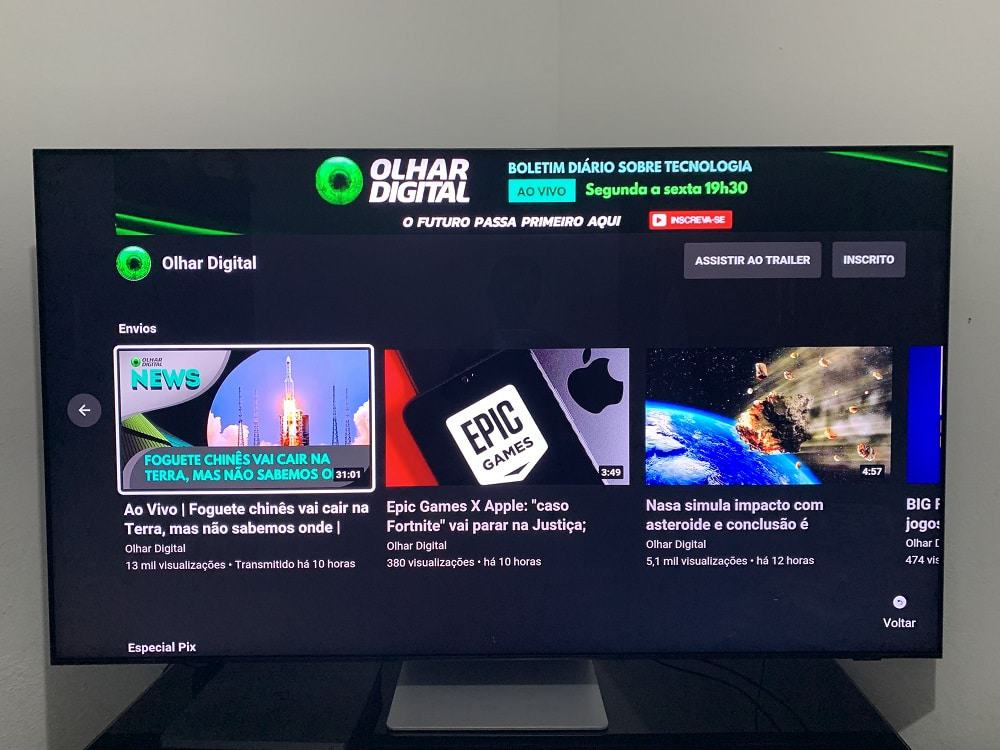 TV Neo QLED traz apps e serviços como o Samsung TV Plus e o YouTube. Imagem: Wellington Arruda/Olhar Digital