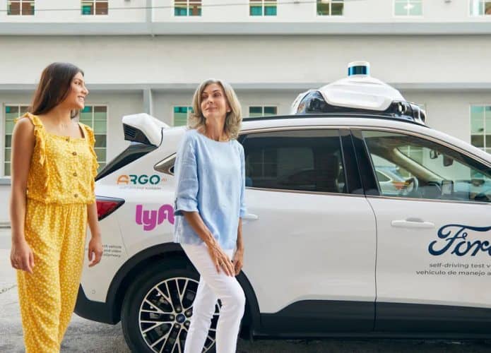 Carros autônomos da Ford estarão disponíveis para viagens com o app da Lyft no fim de 2021. Imagem: Lyft/Divulgação